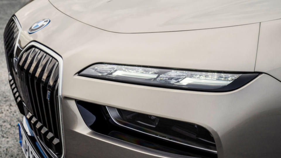 飾光水箱護罩、 Swarovski水晶鑲嵌設計的光型智慧變化LED頭燈都會在新一代7 Series上出現。(圖片來源/ BMW)