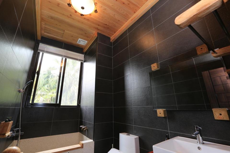 浴室也充滿木質溫潤。