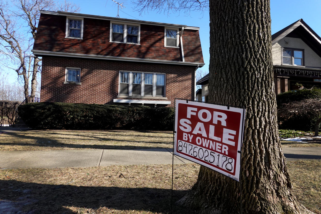 CHICAGO, ILLINOIS - JANUARY 20: A home is offered for sale by owner on January 20, 2022 in Chicago, Illinois. Nationwide, existing-home sales declined 4.6% in December from the prior month. This drop in sales is mostly attributed to a shortage of homes on the market. (Photo by Scott Olson/Getty Images)