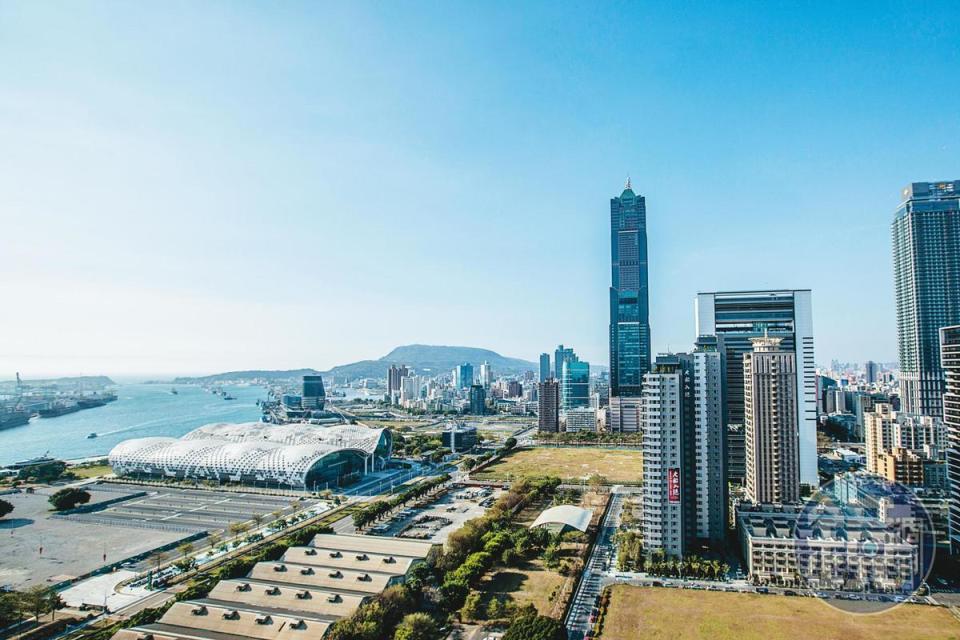 陳其邁要在亞洲新灣區設置5G、AIoT新創園區，並爭取中華電信與國際網通大廠進駐，將高雄打造成智慧城市。