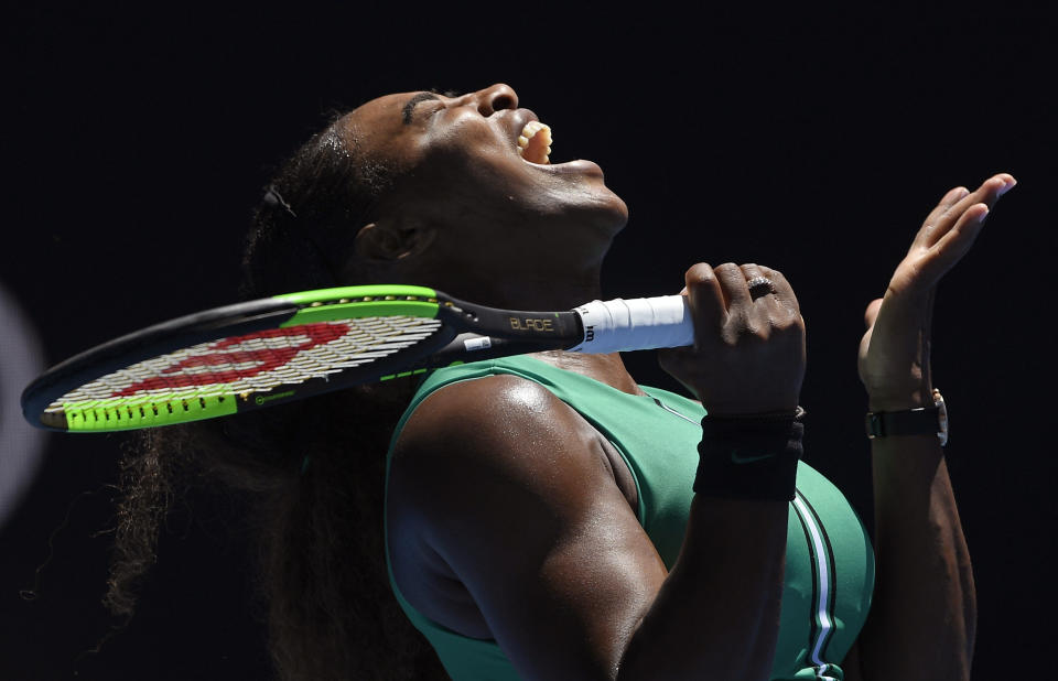 La estadounidense Serena Williams grita tras perder un punto ante la checa Karolina Pliskova durante un partido de cuartos de final del Abierto de Australia en Melbourne, Australia, el miércoles 23 de enero del 2019. (AP foto/Andy Brownbill)