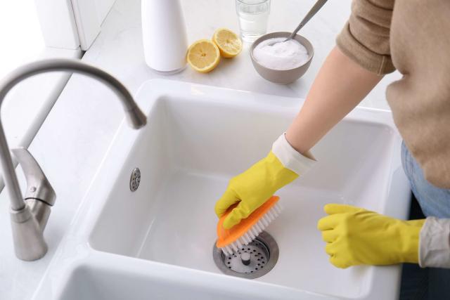 How to Clean Glass Shower Doors for a Bathroom That Sparkles