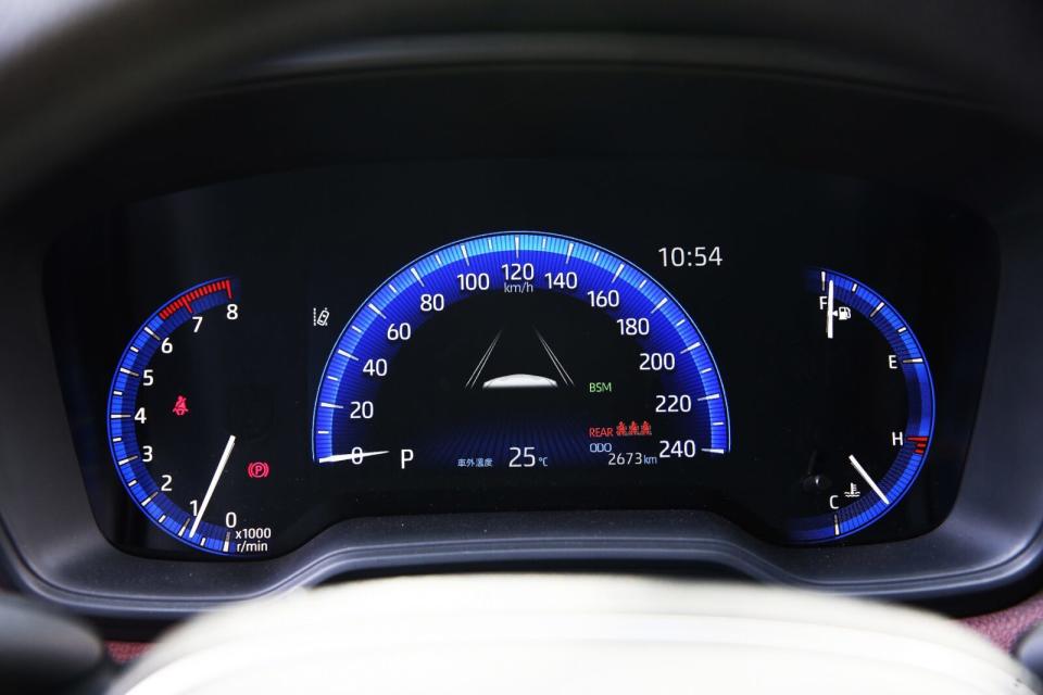 在汽油版尊爵車型上才標配有相當炫麗的7吋數位儀錶。