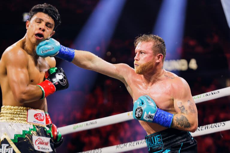 Canelo Álvarez boxeando ante Munguía; el esperado combate con Benavídez, por ahora sin fecha de realización