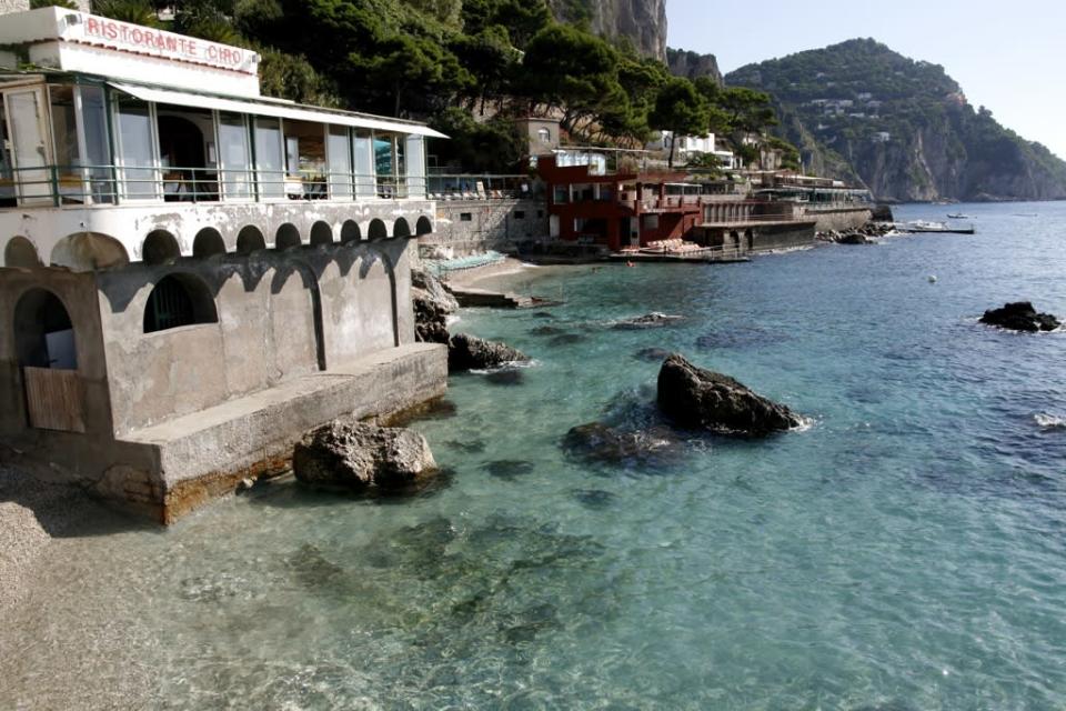 <b>Capri, Italia </b><br> Famosa por sus acantilados de piedra caliza y villas frente al mar Tirreno, esta isla de apenas 4 millas cuadradas es la encarnación de la dolce vita. Basta con recorrerla al atardecer y ver a sus visitantes tendidos sobre las rocas tomando Prosecco. <a href="http://www.flickr.com/photos/nelliewindmill" rel="nofollow noopener" target="_blank" data-ylk="slk:Nellie Windmill;elm:context_link;itc:0;sec:content-canvas" class="link ">Nellie Windmill</a>/Flickr