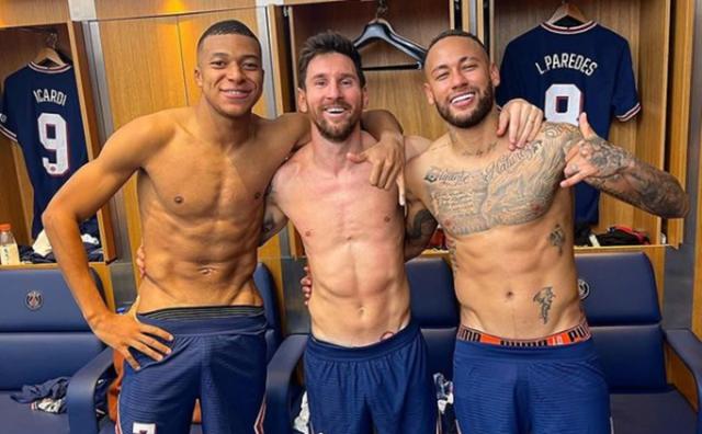 toewijding Begroeten Overeenkomstig Lionel Messi Poses for a Shirtless Picture With Neymar Jr and Kylian Mbappe  After Taking PSG to 2-0 Win Against Manchester City in UCL 2021-22 Match  (See Pic)