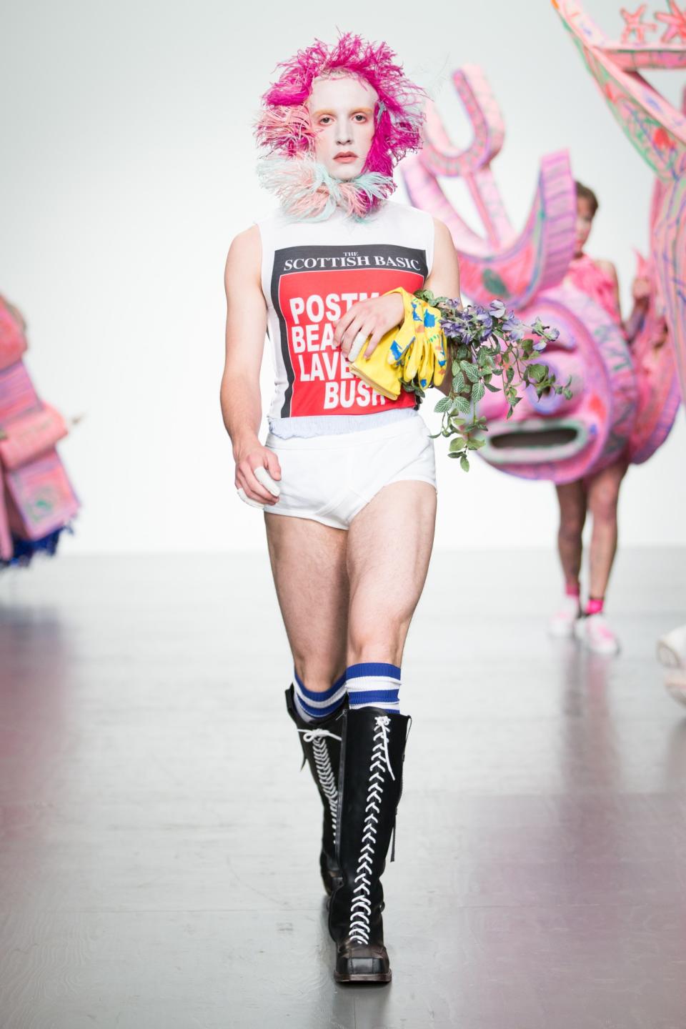 <p>Der neue Look für den Gärtner von Welt.<br>[Bild: Charles Jeffrey] </p>