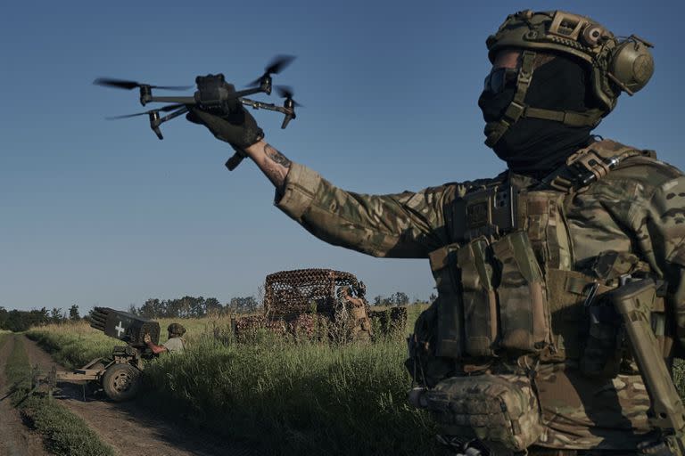 Un soldado ucraniano de la 28ª brigada lanza un dron en la línea del frente cerca de Bakhmut, Ucrania, domingo 20 de agosto de 2023. (AP Photo/Libkos)