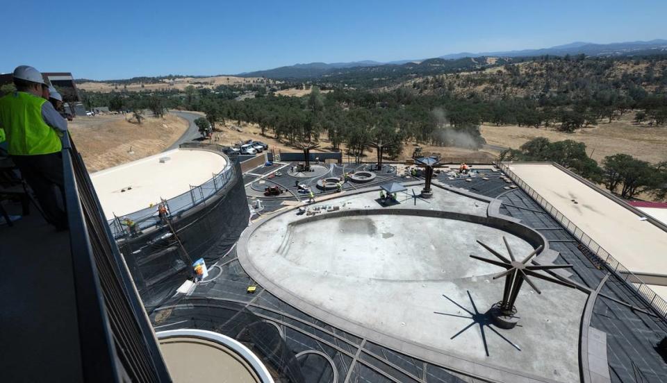 Continúa la construcción de una zona de piscina al aire libre en el Chicken Ranch Casino Resort, en Jamestown, California, el martes 2 de julio de 2024.