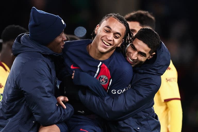 En su debut en primera, Ethan Mbappé recibe bromas de sus compañeros, entre ellos el marroquí Achraf Hakimi, que lo abraza.