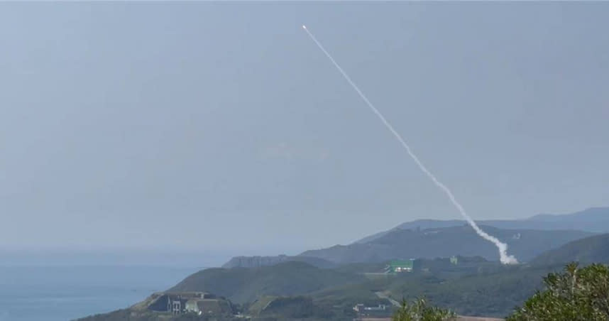 陸軍15日執行年度飛彈精準射擊訓練，其中天劍二型防空飛彈在屏東九鵬基地首次參與實彈射擊訓練，共發射4枚實彈全數命中10公里外靶機。（讀者提供／中國時報記者洪浩軒高雄傳真）