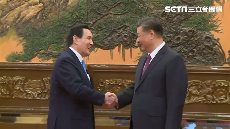 馬英九（左）赴中參訪，今到北京人民大會堂和習近平見面。