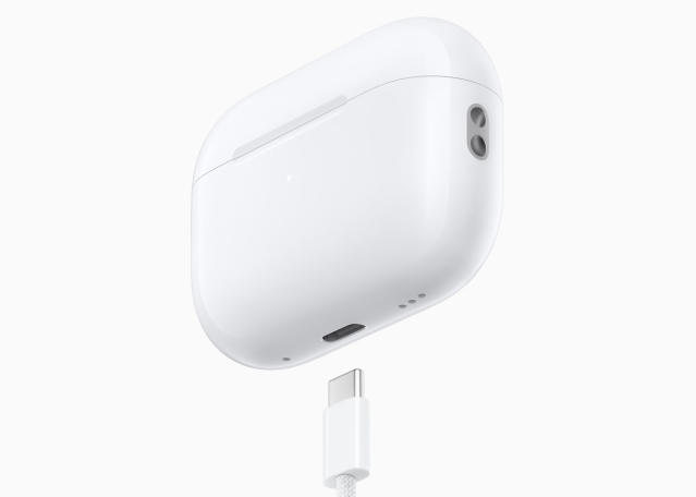 Apple AirPods with Charging Case (2nd Generation) 