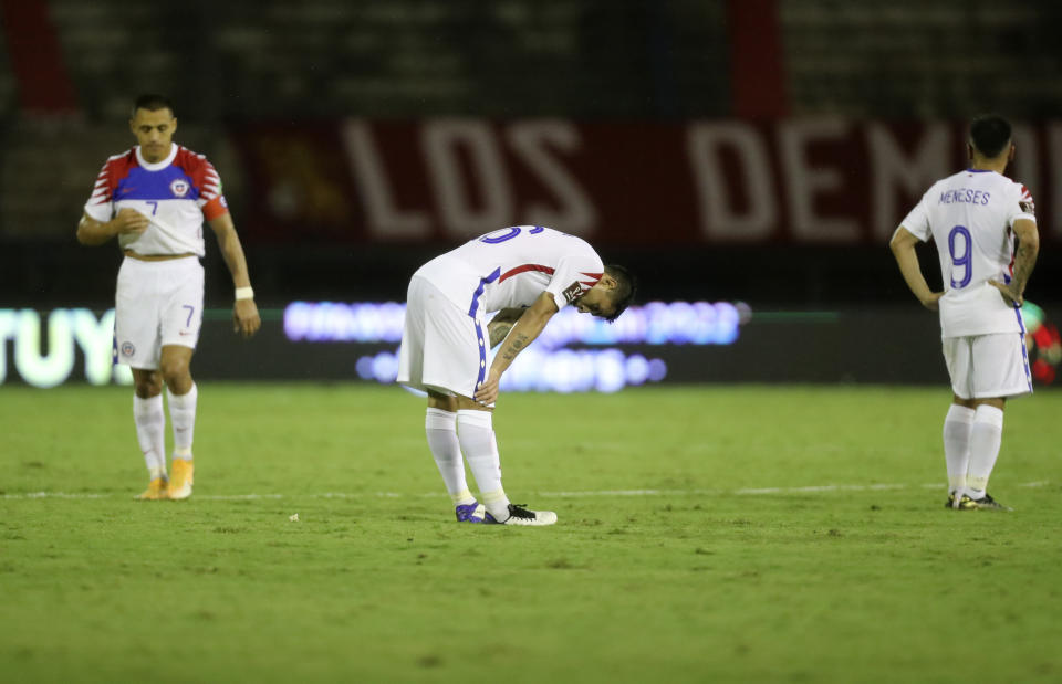 Jorge Fuenzalida (centro), de la selección de Chile, se lamenta tras caer ante Venezuela en Caracas, el martes 17 de noviembre de 2020, en la eliminatoria mundialista (Miguel Gutiérrez, Pool via AP)