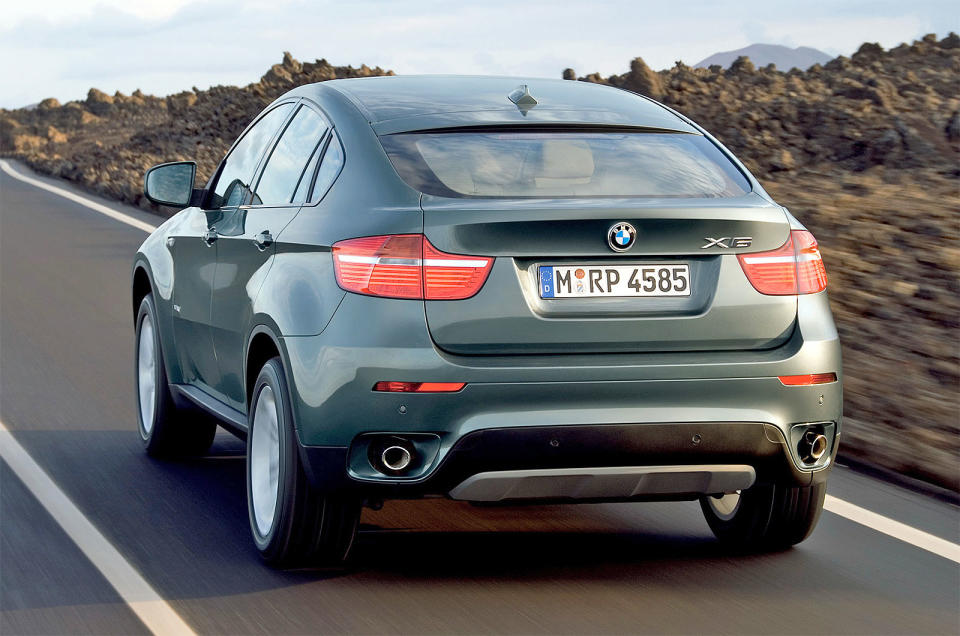 <p>In all three of its generations, the X6 has been a <strong>cross</strong> between a coupé and an SUV – a curious combination, but some people seem to like it. The difficulty of reconciling very different elements in the same vehicle was immediately apparent when the first generation was launched.</p><p>While praising its dynamics and good value, we described its looks as “challenging”, and added, “Seldom has a car divided opinion as much as this one. And seldom has so much of that opinion been <strong>negative</strong>.”</p>