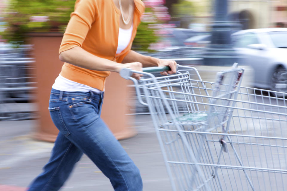 Mal kurz das Gekaufte im Einkaufswagen nach Hause bringen, schließlich wohnen Sie nur eine Querstraße weiter? Dies ist ebenfalls nicht erlaubt. Der Wagen darf das Supermarkt-Grundstück nicht verlassen. Selbst wenn Sie ihn in jedem Fall zurückbringen würden, handelt es sich rechtlich immer noch um Diebstahl. Denken Sie also lieber an ein paar Einkaufstüten.