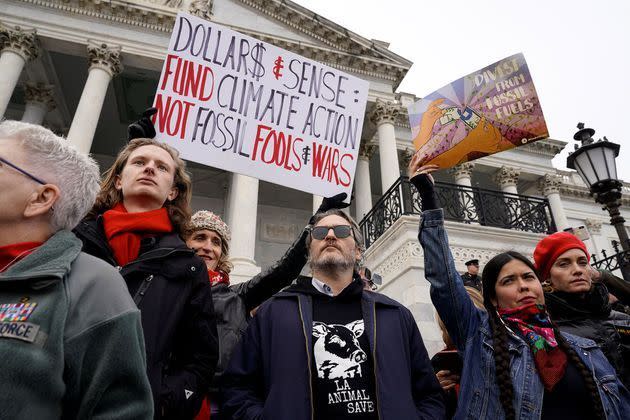 <p>Emmené par Jane Fonda, le collectif "Fire Drill Friday" a manifesté sur les marches du Capitole américain vendredi. Certains manifestants dont Joaquin Phoenix ont été arrêtés par les forces de l’ordre.</p>