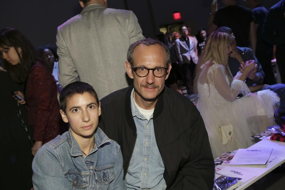 Richardson noch als fester Bestandteil der Modewelt: Hier mit seiner Frau „Skinny“ bei der Jeremy Scott Show. (Bild: AP Photo)