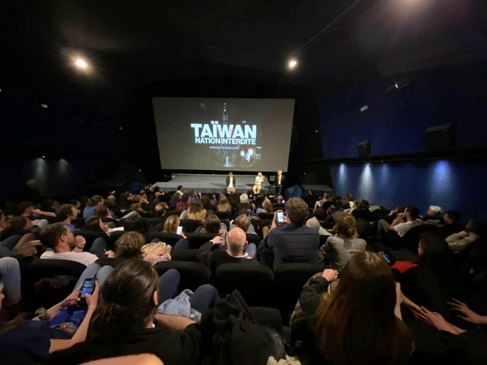 法國紀錄片「台灣：禁忌之國」在巴黎當地時間6日舉行首映會，座無虛席。   圖：翻攝自駐法代表處推特