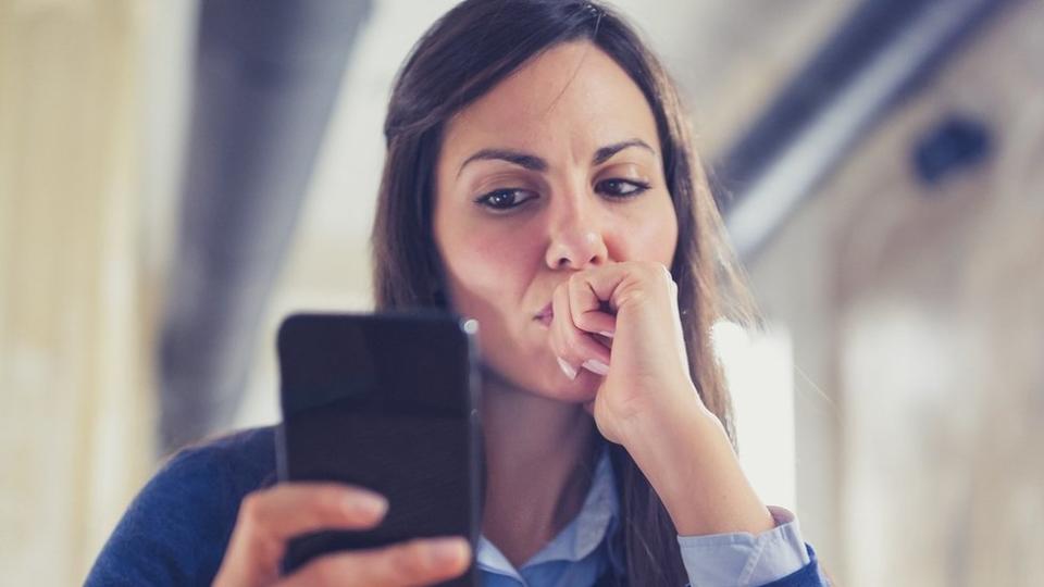 mujer con teléfono