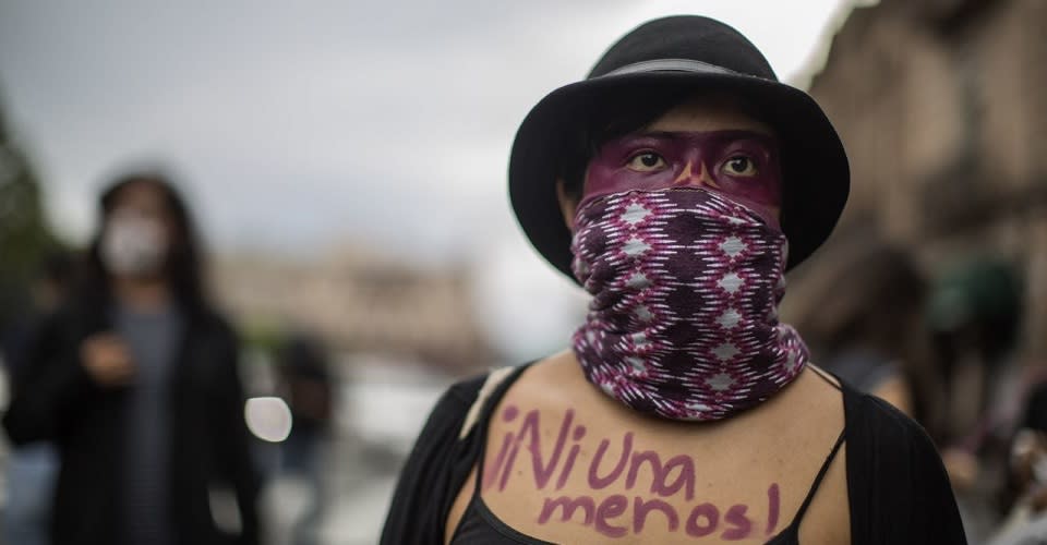 Mujer protesta en Michoacán por feminicidios