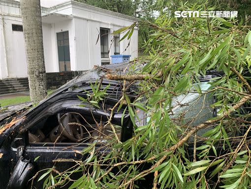 駐地記者座車被當頭棒喝，車頂嚴重凹陷。（圖／翻攝畫面）