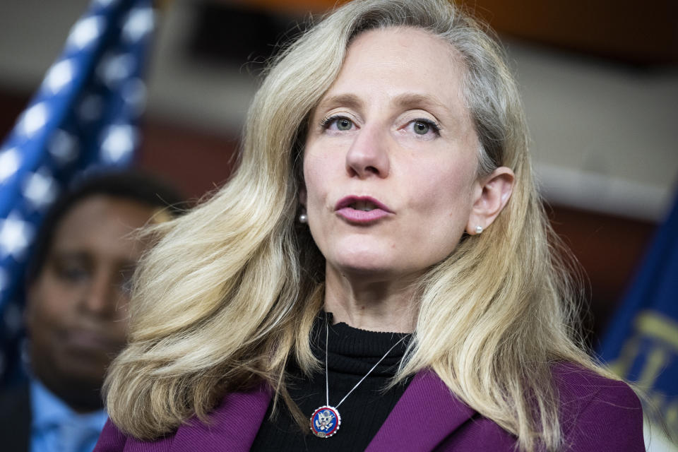 La representante Abigail Spanberger realiza una conferencia de prensa sobre la prohibición a los miembros del Congreso de negociar acciones el 7 de abril de 2022. (Tom Williams/CQ-Roll Call, Inc vía Getty Images)