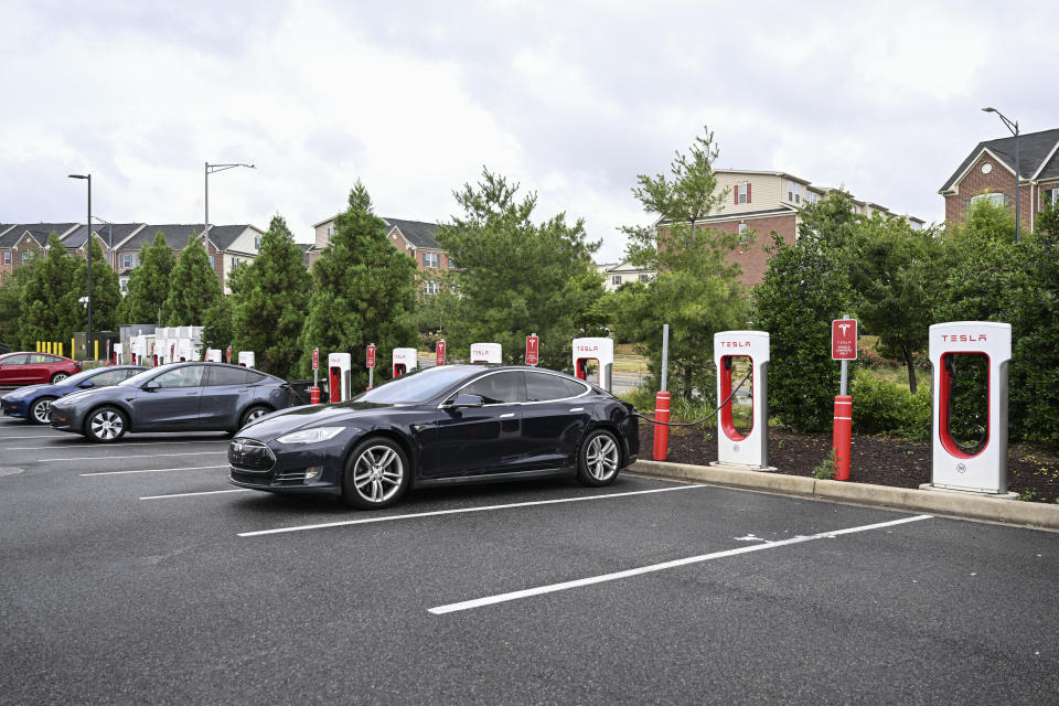 Estación de carga de Tesla de vehículos eléctricos en Washington D.C., Estados Unidos, el 21 de junio de 2023. (Foto de Celal Gunes/Agencia Anadolu vía Getty Images)