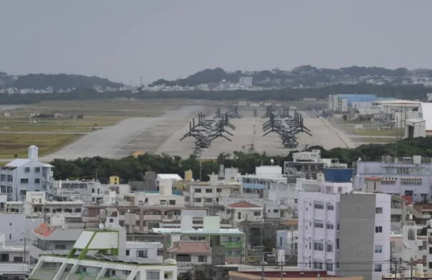在日本沖繩的嘉手納美軍基地上，可以看到數排的美軍魚鷹機。   圖 : 翻攝自環球網