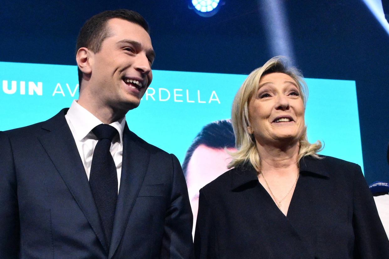 La présidente du Rassemblement national (RN) à l’Assemblée nationale, Marine Le Pen, et le président du RN et chef de file de la liste, Jordan Bardella, sur scène à la fin d’un meeting de lancement de la campagne pour les prochaines élections européennes, à Marseille, le 3 mars 2024.