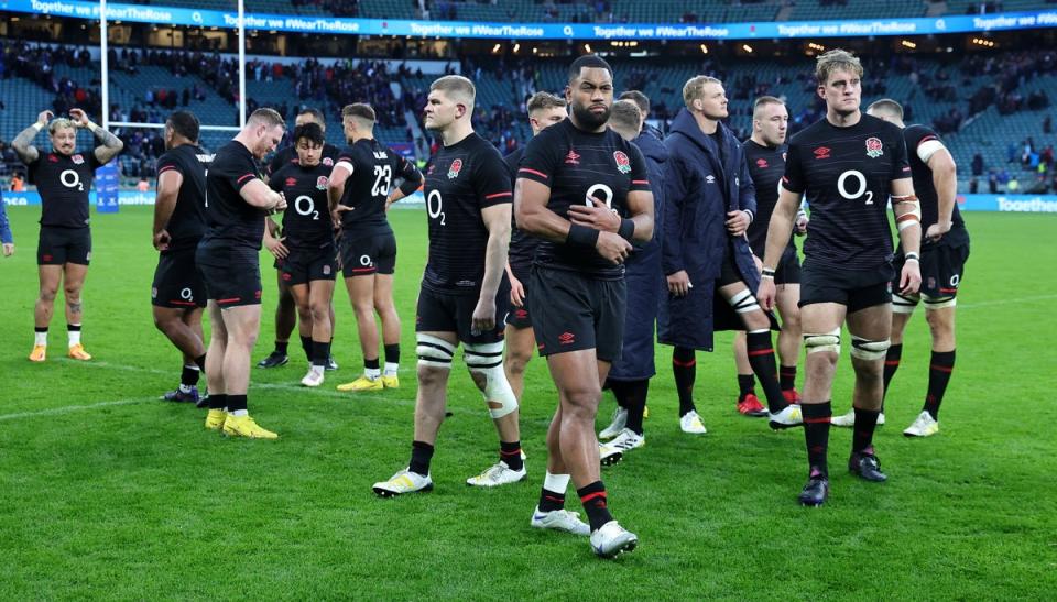 England look dejected after their defeat during the Autumn International against Argentina (Getty Images)