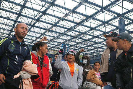 Venezuelan migrants shout harangues against the Venezuelan government at the Rumichaca International Bridge, Ecuador August 18, 2018. REUTERS/Luisa Gonzalez