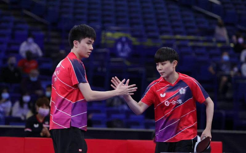 林昀儒（左）和鄭怡靜世錦賽混雙無緣決賽，仍奪得銅牌。（翻攝WTT官網）