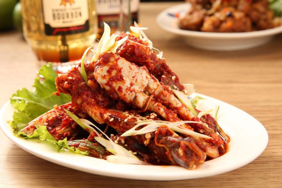「慶州館」的招牌「醃生螃蟹」鮮甜辣口，配Highball能解辣。（400元／份）