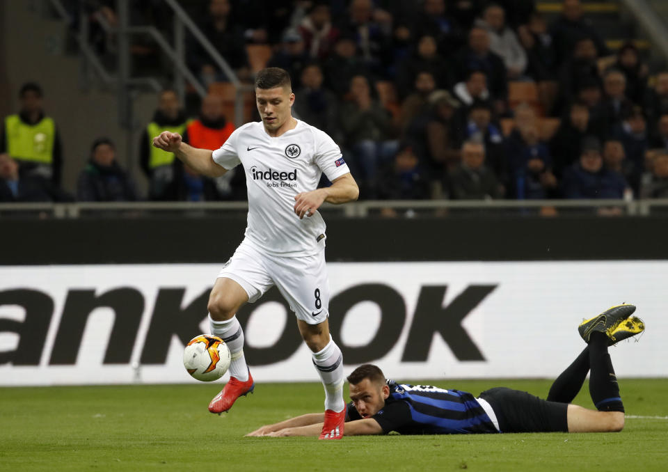 Frankfurt's Luka Jovic, left, duels for the ball with Inter Milan's Stefan De Vrij during the Europa League round of 16 second leg soccer match between Inter Milan and Eintracht Frankfurt at the San Siro stadium in Milan, Italy, Thursday, March 14, 2019. (AP Photo/Antonio Calanni)