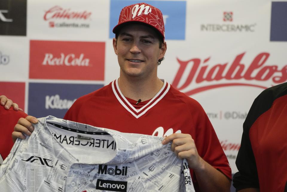 Trevor Bauer en su ceremonia de presentación como nuevo lanzador de los Diablos Rojos de México, en la Ciudad de México, el viernes 22 de marzo de 2024. (AP Foto/Fernando Llano)