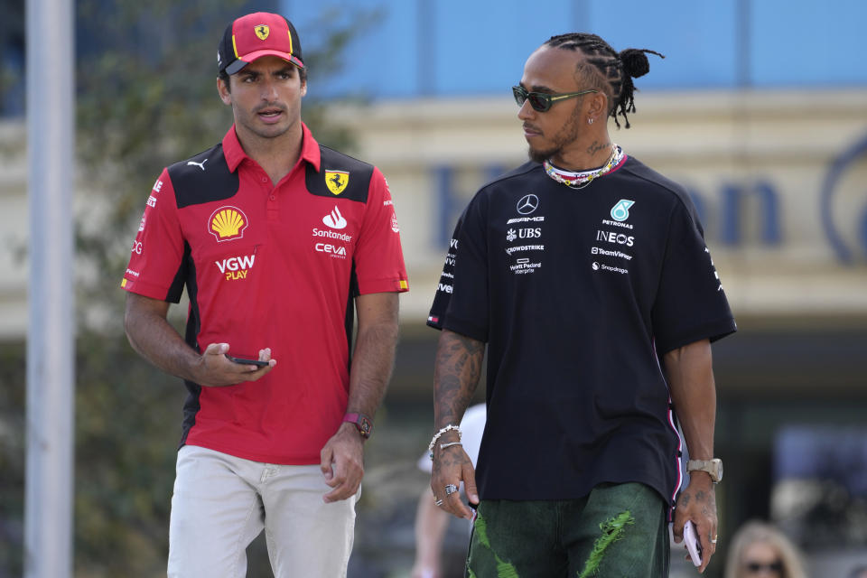 Los pilotos Lewis Hamilton (derecha) de Mercedes y Carlos Sainz de Ferrari en el circuito de Bakú, sede del Gran Premio de Azerbaiyán, el jueves 27 de abril de 2023. (AP Foto/Darko Bandic)