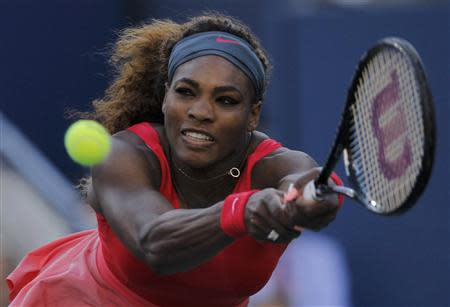 Serena Williams of the U.S. hits a return to Li Na of China at the U.S. Open tennis championships in New York September 6, 2013. REUTERS/Eduardo Munoz