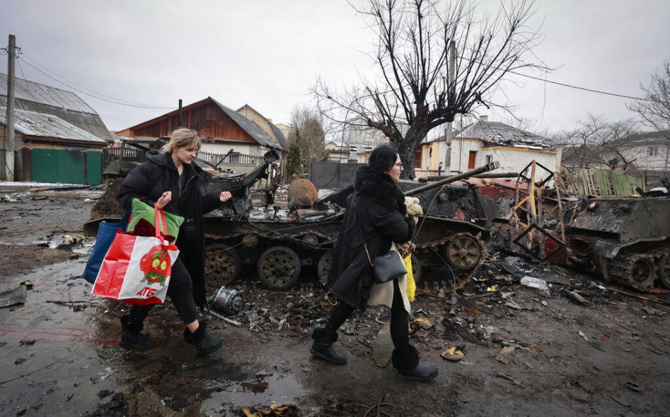 烏克蘭民眾被迫離開被戰火摧殘的家園。（圖／AP NEWSROOM）