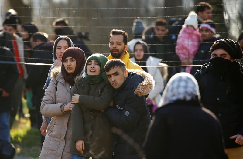 Migrants walk to the Turkey's Pazarkule border crossing with Greece's Kastanies, in Pazarkule