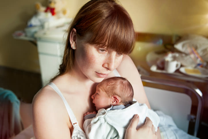 Aprovecha los momentos en los que el bebé duerme para descansar. Foto: Westend61/Getty Images