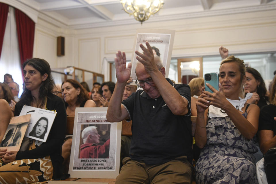 Los familiares de las víctimas celebran al escuchar el veredicto de un juicio contra expolicías y exmilitares acusados de crímenes de lesa humanidad durante la dictadura, en un tribunal de La Plata, Argentina, el martes 26 de marzo de 2024. (AP Foto/Gustavo Garello)