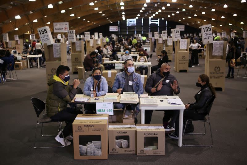 Foto de archivo. Los jurados en un puesto de votación esperan a los electores durante las elecciones para el Congreso y las consultas presidenciales en Bogotá