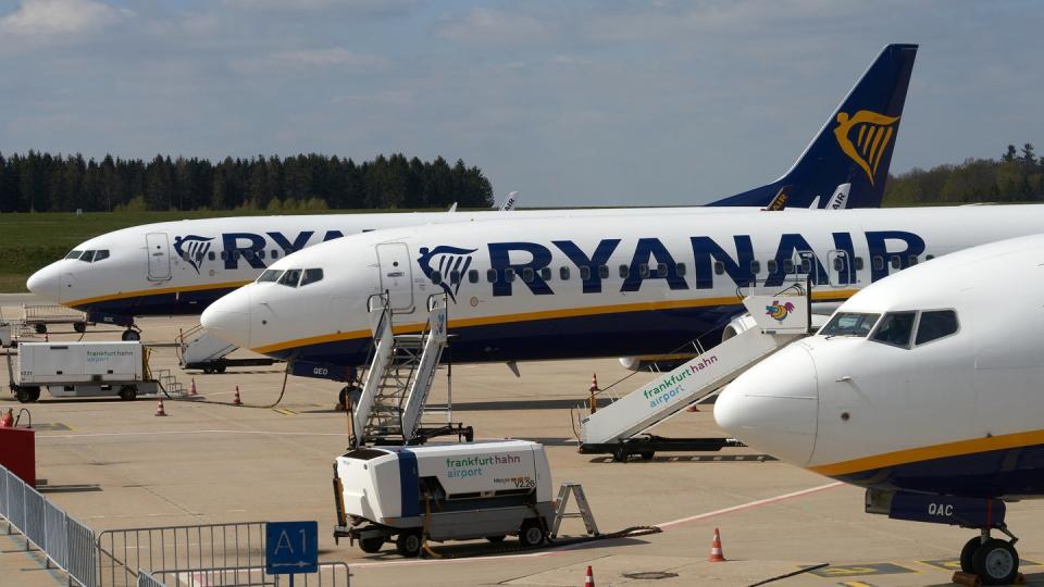 Maschinen des irischen Billigfliegers Ryanair stehen vor dem Passagierterminal des Flughafens Hahn.