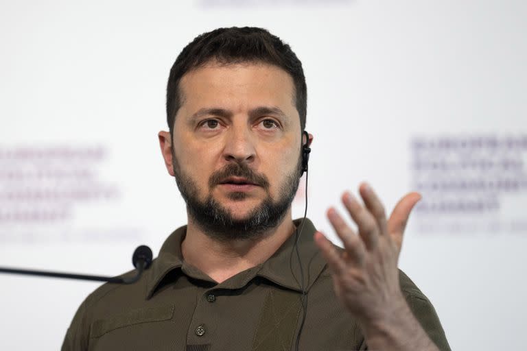 El presidente de Ucrania, Volodymyr Zelenskyy, habla en una conferencia de prensa en la cumbre de la Comunidad Política Europea en Bulboaca, cerca de Chisinau, Moldavia, el jueves 1 de junio de 2023. (Carl Court, Pool via AP)