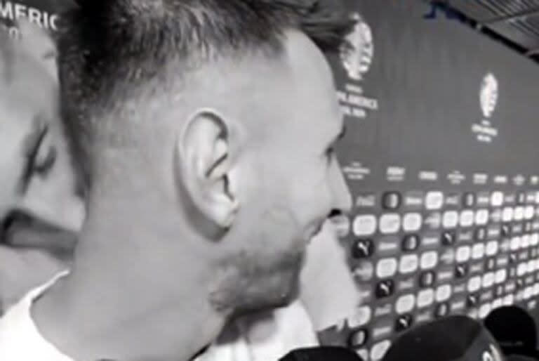 El beso del Dibu Martínez a Lionel Messi en la zona mixta tras la clasificación a la final de la Copa América