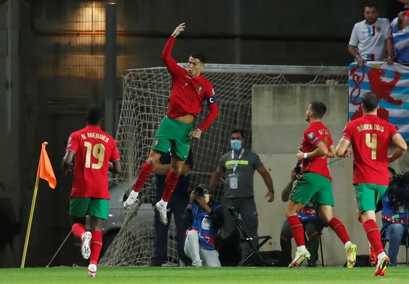 Cristiano Ronaldo celebra tras anotar en la goleada de Portugal sobre Luxemburgo, en el partido por el Grupo A de la eliminatoria europea rumbo a Qatar 2022, en el Estadio Algarve, Almancil, Portugal