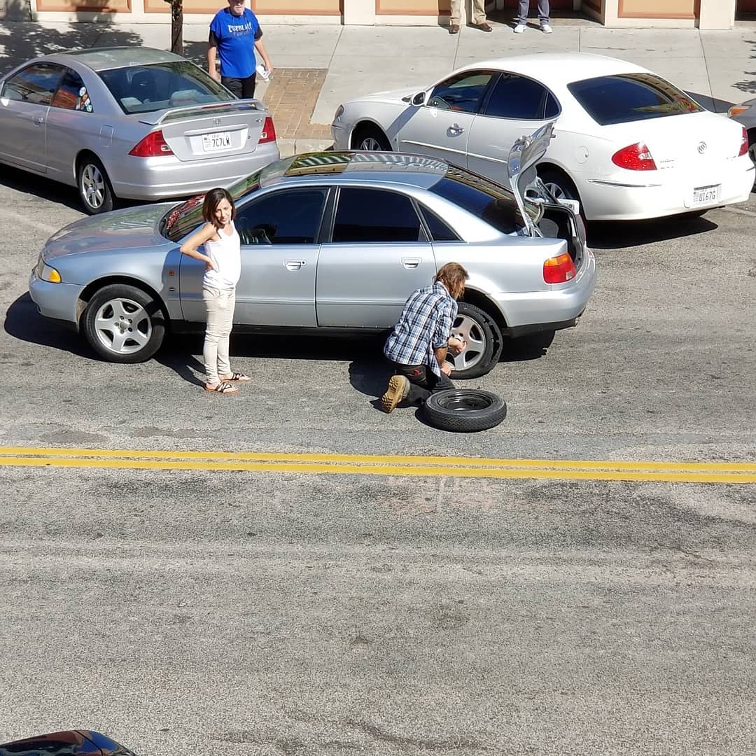 A homeless man in Utah changed a woman's tire and his sweet favor was caught on camera. (Photo: Courtesy of Jessie Jean's Historic 25th)