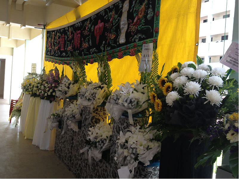 Funeral wreaths at veteran actor Ah Nan's wake in Yishun. (Yahoo! photo)