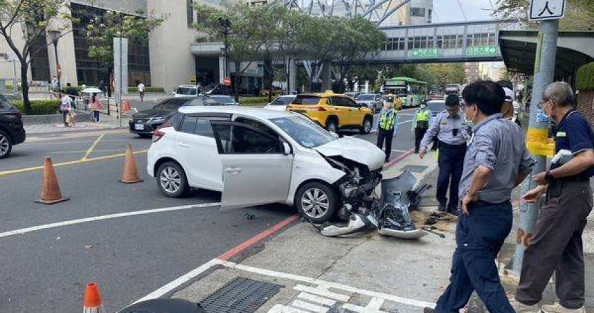 台南市成大醫院周遭道路今（6）日午間發生自撞車禍，現場一輛白色小客車車頭在撞擊圍牆後完全爛毀。（圖／翻攝畫面）